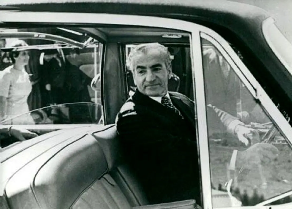 عکس قدیمی؛ «شاه در حال تست کلت کمری» در حضور هویدا، علم و دیگران؛ دهه 40 