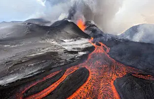 فوران آتشفشان در سیسیل و فرار گردشگران + ویدئو