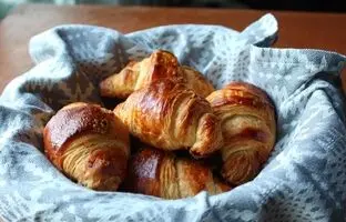 ویدئو: به همین سادگی واسه بچه‌ت کروسان خوشمزه و سالم درست کن