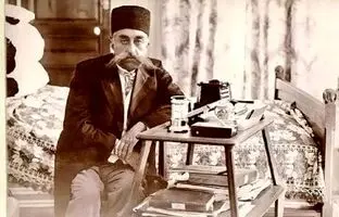 مظفرالدین‌شاه بازو در بازوی ملکه ایتالیا + تصویر