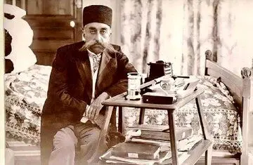 مظفرالدین‌شاه بازو در بازوی ملکه ایتالیا + تصویر