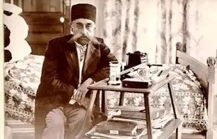 مظفرالدین‌شاه بازو در بازوی ملکه ایتالیا + تصویر