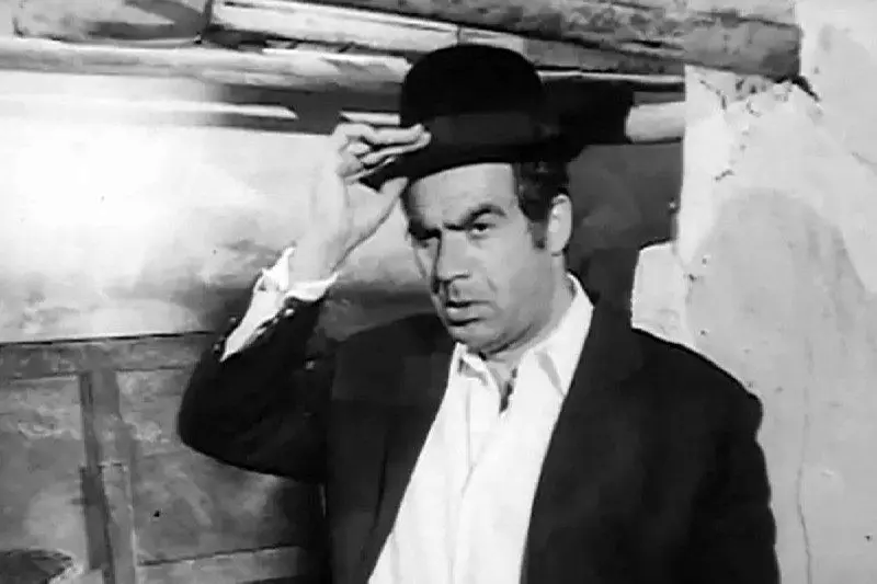 «ناصرملک مطیعی، حمیده خیرآبادی و شورانگیز» در نمایی از فیلم کلک نزن خوشگله؛ سال 55 + عکس