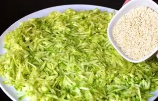 طرز پخت یک غذای جدید با کدو سبز و برنج + ویدئو
